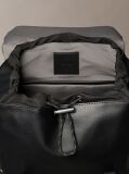 Negru Rucsac Din Piele Saffiano Cu Clapeta Si Logo Emblematic  Barbati
