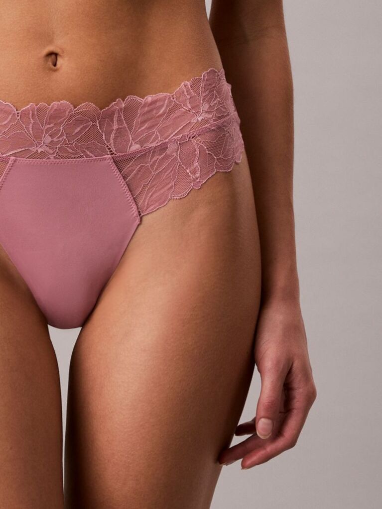 Roz Tanga Din Dantela – Perfectly Fit  Femei