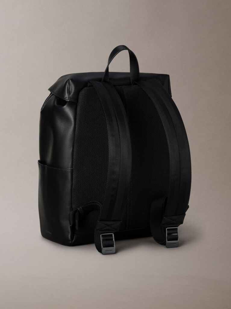Negru Rucsac Din Piele Saffiano Cu Clapeta Si Logo Emblematic  Barbati