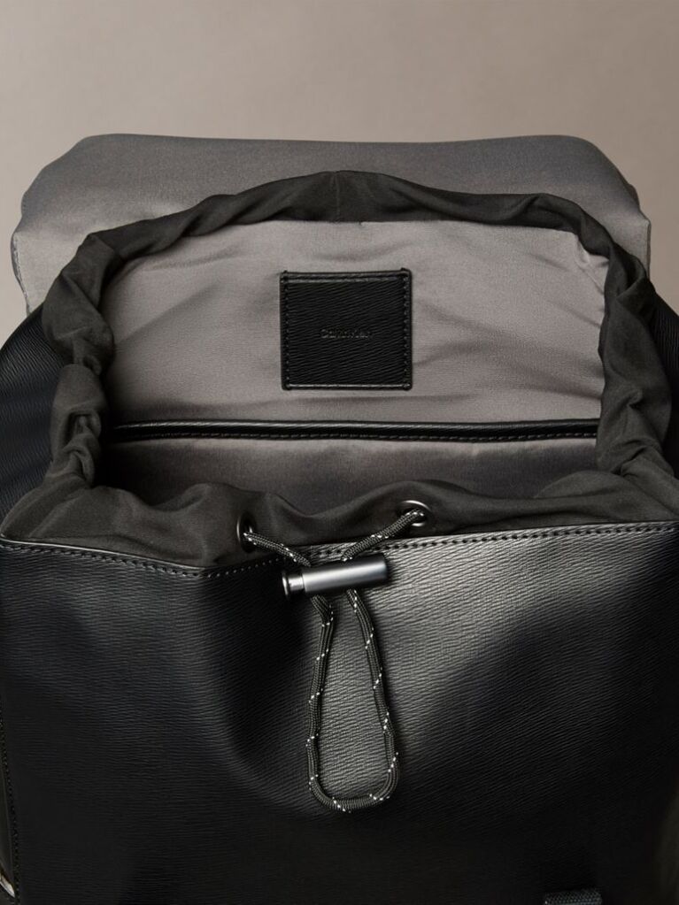 Negru Rucsac Din Piele Saffiano Cu Clapeta Si Logo Emblematic  Barbati