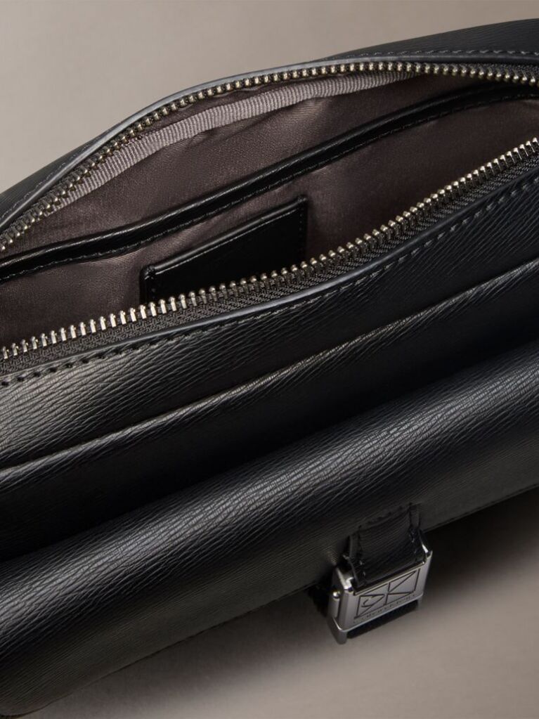 Negru Geanta Crossbody Structurata Din Piele Saffiano Cu Emblema  Barbati
