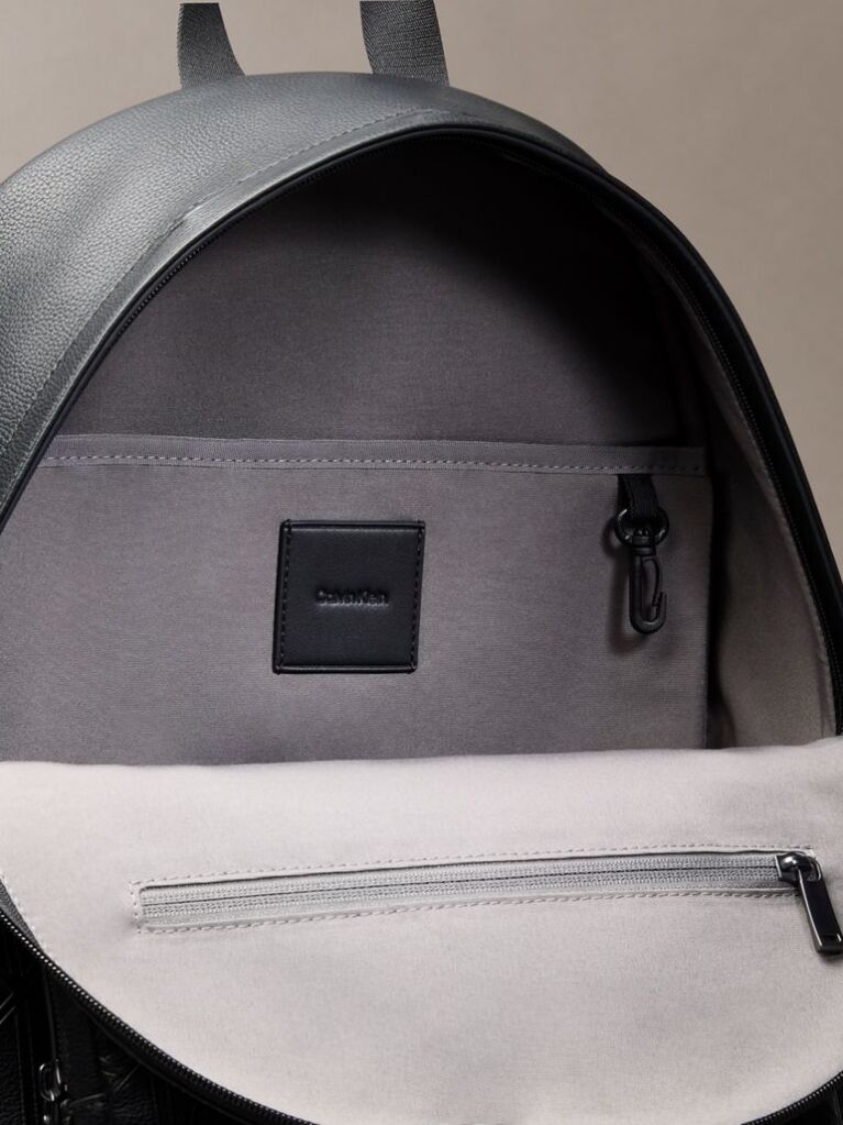 Negru Rucsac Cu Prindere Pe Troller Si Emblema Embosata  Barbati