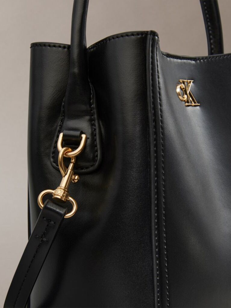 Negru Geanta Tip Bucket Cu Logo Monogram Si Accesorii Metalice  Femei