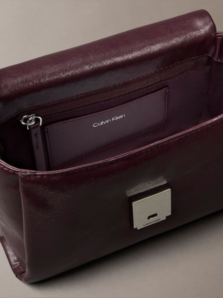 Rosu Geanta Crossbody Matlasata Cu Emblema Metalica  Femei